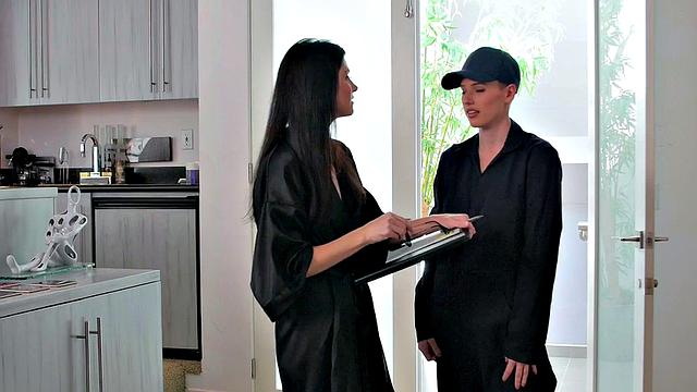 две спортивные брюнетки выясняют, чья киска зальет постель