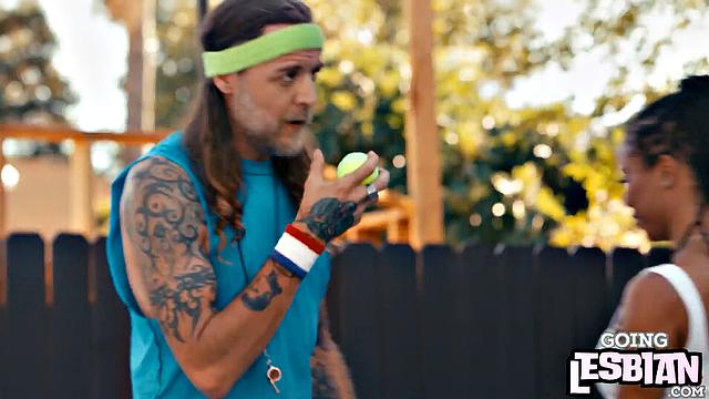 две чернокожие подруги после тренировки устроили марафон по кунилингусу