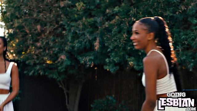 две чернокожие подруги после тренировки устроили марафон по кунилингусу