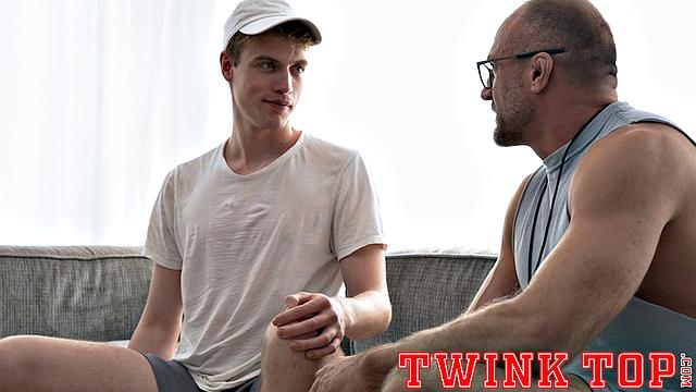 Ник Вудс сосёт и получает римминг от волосатого медведя