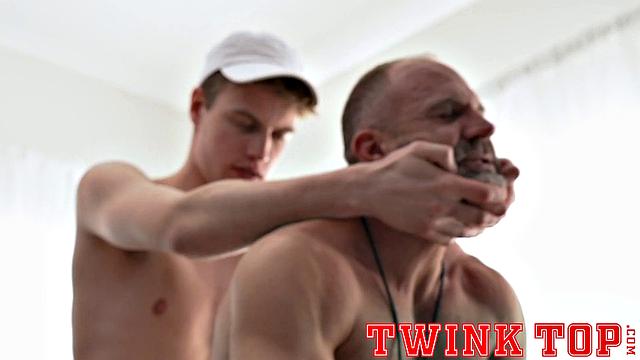 Ник Вудс сосёт и получает римминг от волосатого медведя