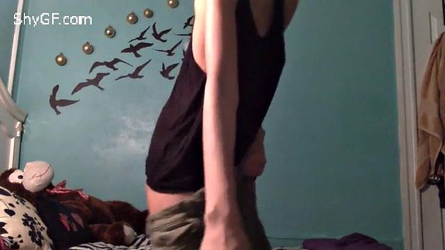 девушка раздевается и показывает мне голое тело