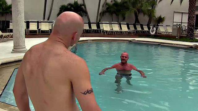 папик чэд броч безжалостно трахаeт кола секстона у бассейна