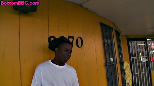 Чернокожий парень на улице отдается за деньги и получает по полной от незнакомца в гей-сцене.