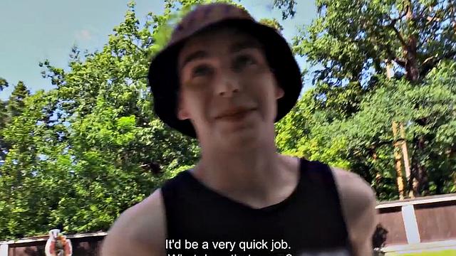 юный гей с жадностью скачет на огромном белом члене