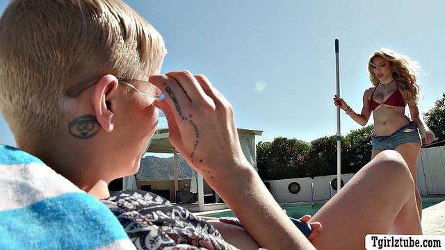 Транс-девушка по имени Ariel Demure жестко трахает Adira Allure и вылизывает зрелую киску у бассейна, страстный анал и куннилингус от клинерши с членом.