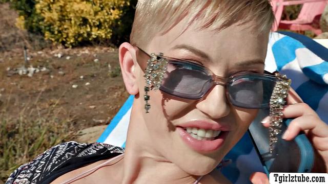 Транс-девушка по имени Ariel Demure жестко трахает Adira Allure и вылизывает зрелую киску у бассейна, страстный анал и куннилингус от клинерши с членом.
