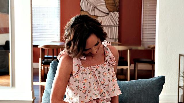 зрелая домохозяйка в трусиках не может остановиться - анальное соло