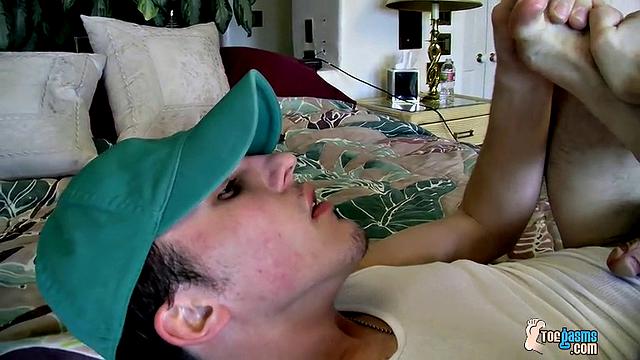 Joey Pirelli Enjoys a Foot Fucking in Reverse