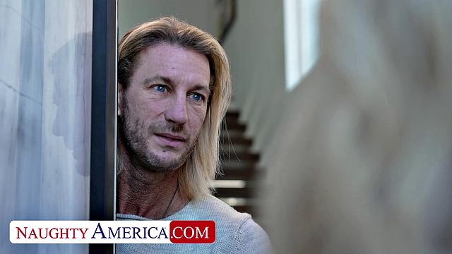 Соседка Сэди Саммерс пришла за порцией спермы от взрослого мужчины.