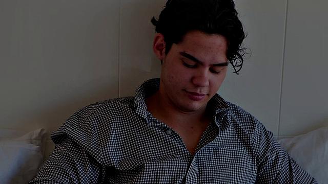 Каска Акашова в деловом жакете и белье соблазняет прямо на кровати