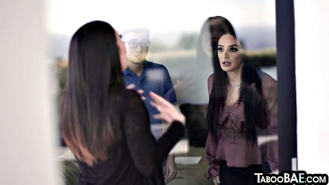 Студень трахается с пышногрудой красоткой в догги-стиле.