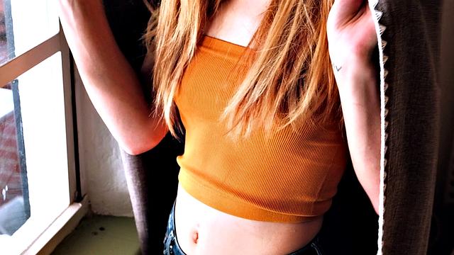 Скарлетт шутит, сосёт по полной и показывает ножки