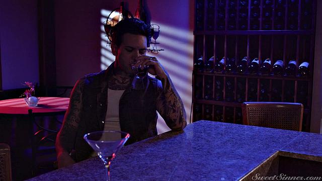 Алексис Фокс соблазняет друга сына и жарко трахается с ним в своей спальне