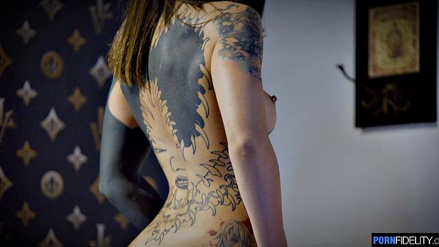 Алекса с раздвоенным языком отсасывает и садится сверху