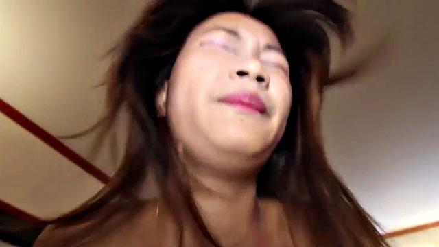 тайская пушистая малышка скачет на члене в pov