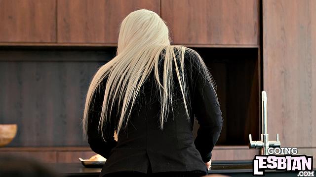 Stunning babe pussyeaten by GF