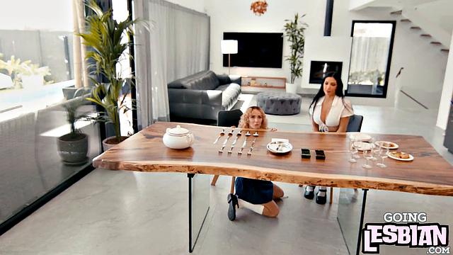 Stunning babe pussyeaten by GF