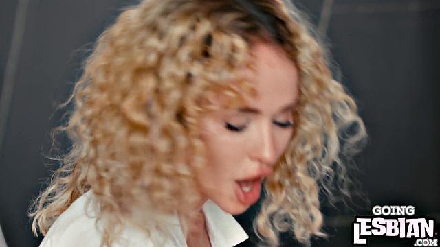 Stunning babe pussyeaten by GF