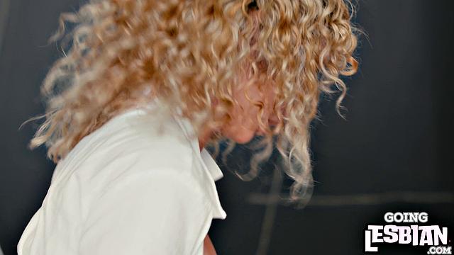 Stunning babe pussyeaten by GF