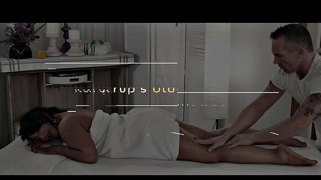 смотри, как леона балуется игрушками и шпильками