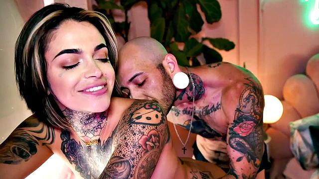 Amateur transman fucks babe pussy with strapon