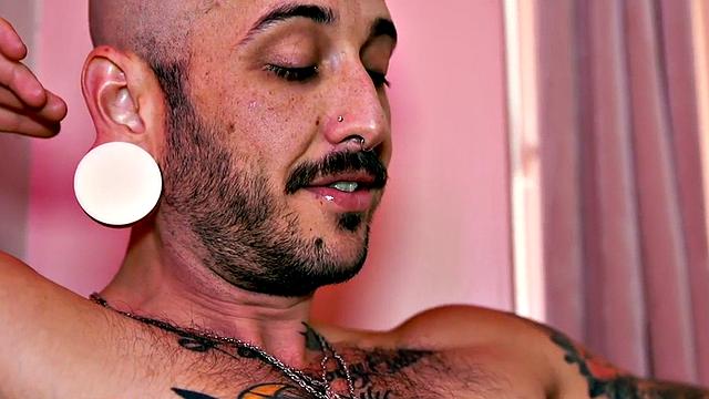 Amateur transman fucks babe pussy with strapon