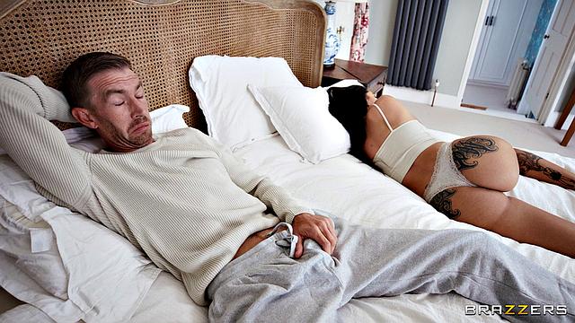 горничная убирается, пока пара трахается по всему дому