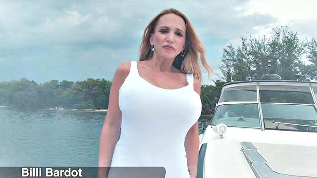 зрелая billi bardot раздевается и дрочит на палубе на глазах у всех