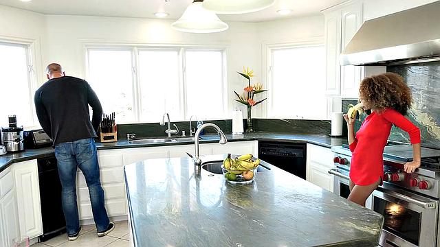 cecilia lion признаётся в страсти к отчиму и берёт его член в рот