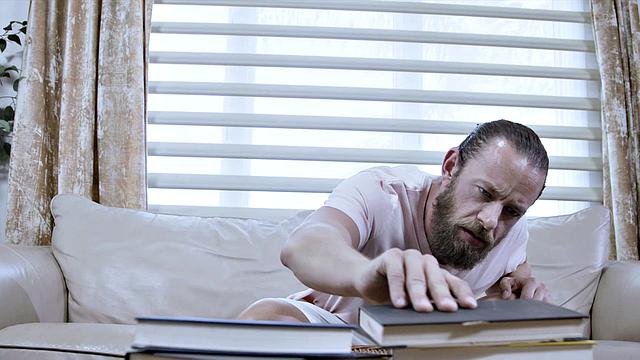 блондинистая медсестра страстно скачет на члене в больничной палате