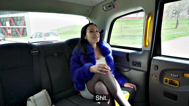 горячая баба скачет на члене в машине, вся пизда течёт