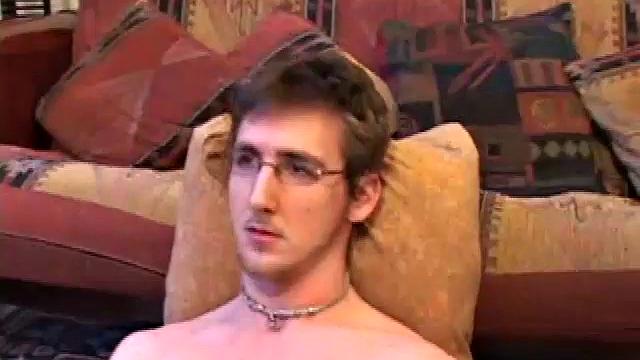 Майкл Уайтвуд дрочит после тяжелого дня и кончает на живот