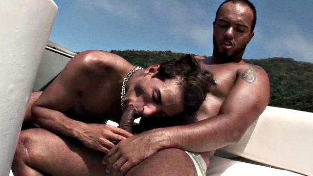 алан сосёт член бруно на лодке под солнцем