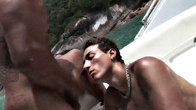 алан сосёт член бруно на лодке под солнцем