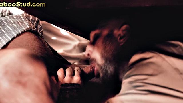 сводные братья и зрелый мужик трахаются втроём