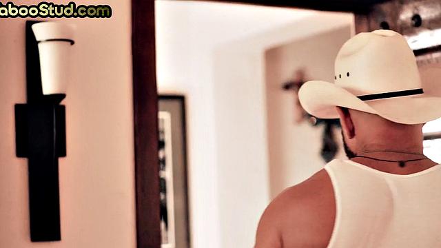 сводные братья и зрелый мужик трахаются втроём