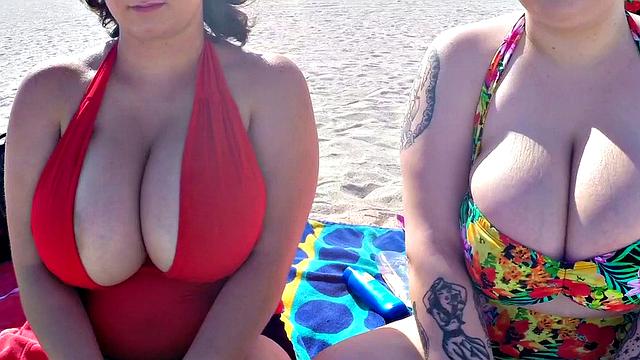 две пышные брюнетки развлекаются друг с другом в машине после пляжа