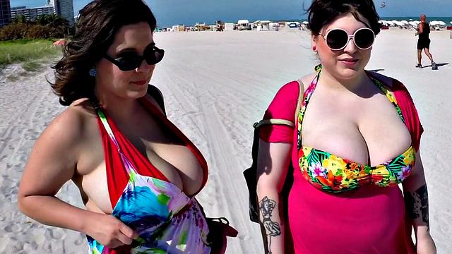 две пышные брюнетки развлекаются друг с другом в машине после пляжа