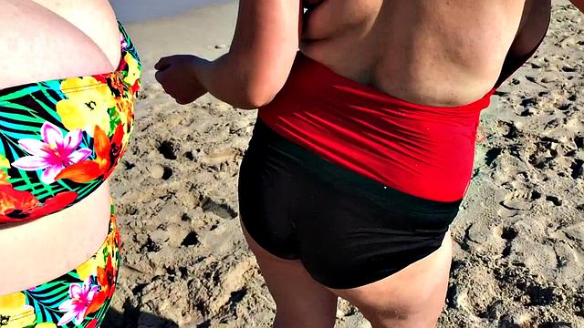 две пышные брюнетки развлекаются друг с другом в машине после пляжа