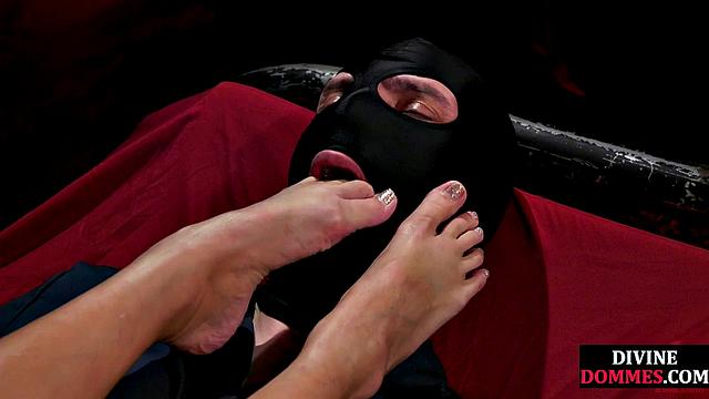 Грубая госпожа издевается над покорным мужиком в подземелье, жесткое БДСМ и боль в яйцах.