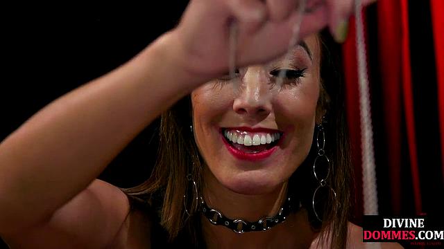 Грубая госпожа издевается над покорным мужиком в подземелье, жесткое БДСМ и боль в яйцах.