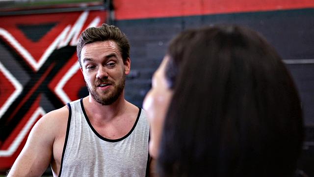 валентина качает попку в спортзале и получает густой фэйс