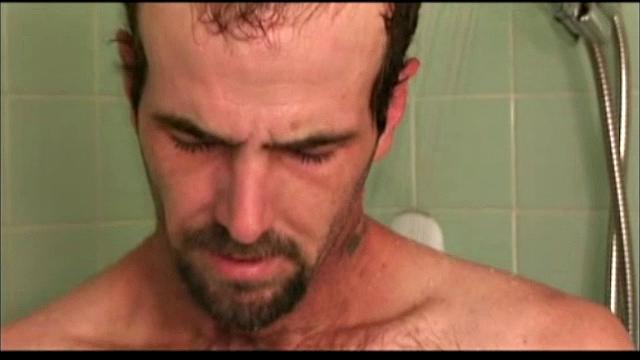 Скотт дрочит в душевой и мощно кончает на себя