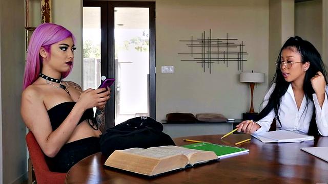 азиатка с разноцветной шевелюрой трёт свою татуированную подругу - скучно им точно не бывает