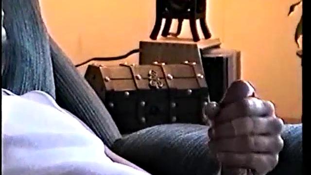 винни дрочит свой большой член и мощно кончает