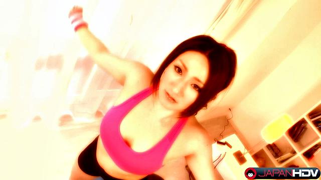 Эми Масаки гнёт тело и дразнит своей бешеной гибкостью