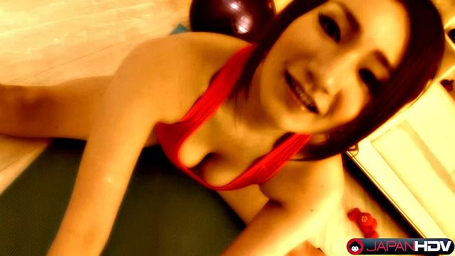 Эми Масаки гнёт тело и дразнит своей бешеной гибкостью