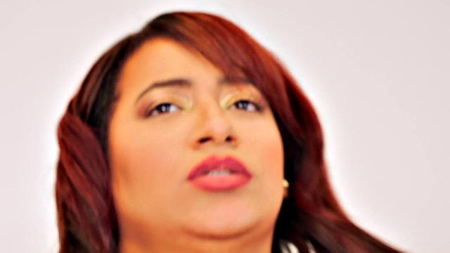 AlyG uzman: Along Cums Al