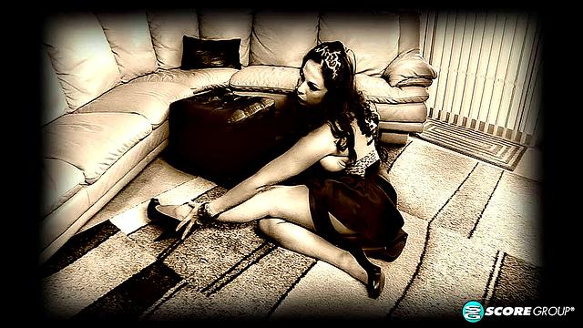 Страстная брюнетка ласкает член ножками и ловит сперму на лицо